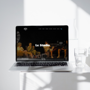 Site web de Palace Hotel Studio, studio d'enregistrement et de production audiovisuelle, affiché sur un ordinateur portable avec un aperçu de la page Le Studio