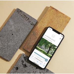 Affichage du site web de Studio La Madeleine, maison d’artistes, sur un smartphone. Refonte réalisée en début 2024.